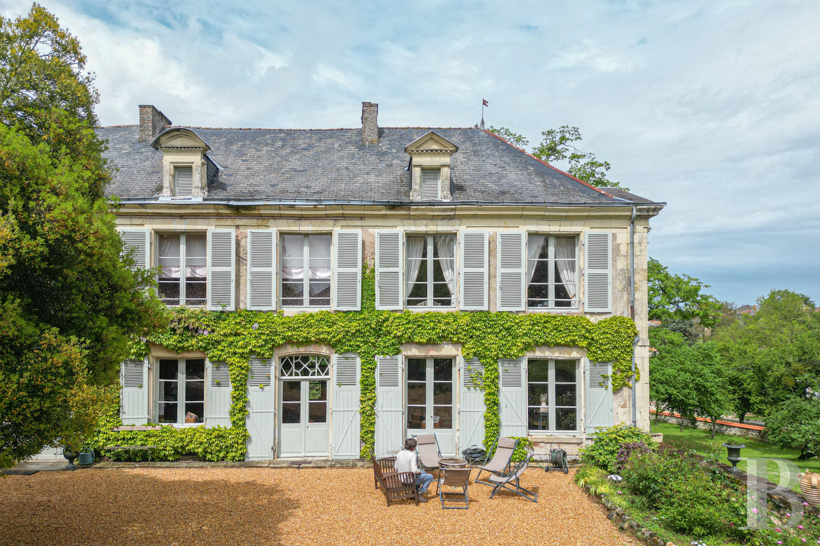 Dans les Deux-Sèvres, à Saint-Jean-de-Thouars, une maison de famille du 19e siècle bordée d’un parc - photo  n°1